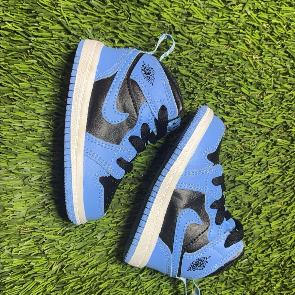 Air Jordan 1 mid university blue